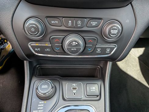 Used 2022 Jeep Cherokee Limited AWD/4WD image 20