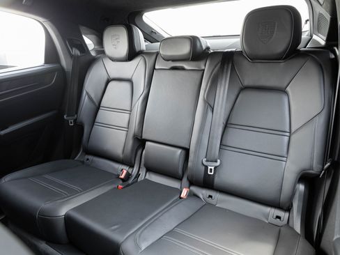 Used 2025 Porsche Cayenne Turbo image 25