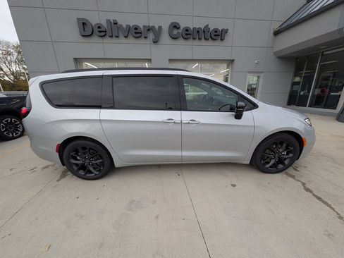 New 2026 Chrysler Pacifica Limited w/ S Appearance Package image 4