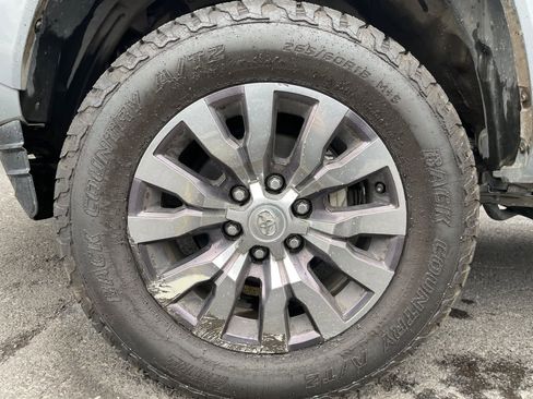 Used 2021 Toyota Tacoma Limited image 14