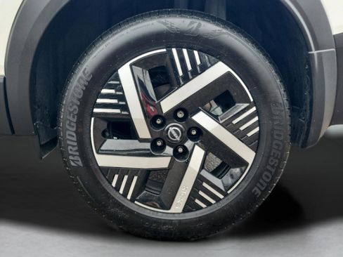 Certified 2025 Nissan Kicks SV image 34