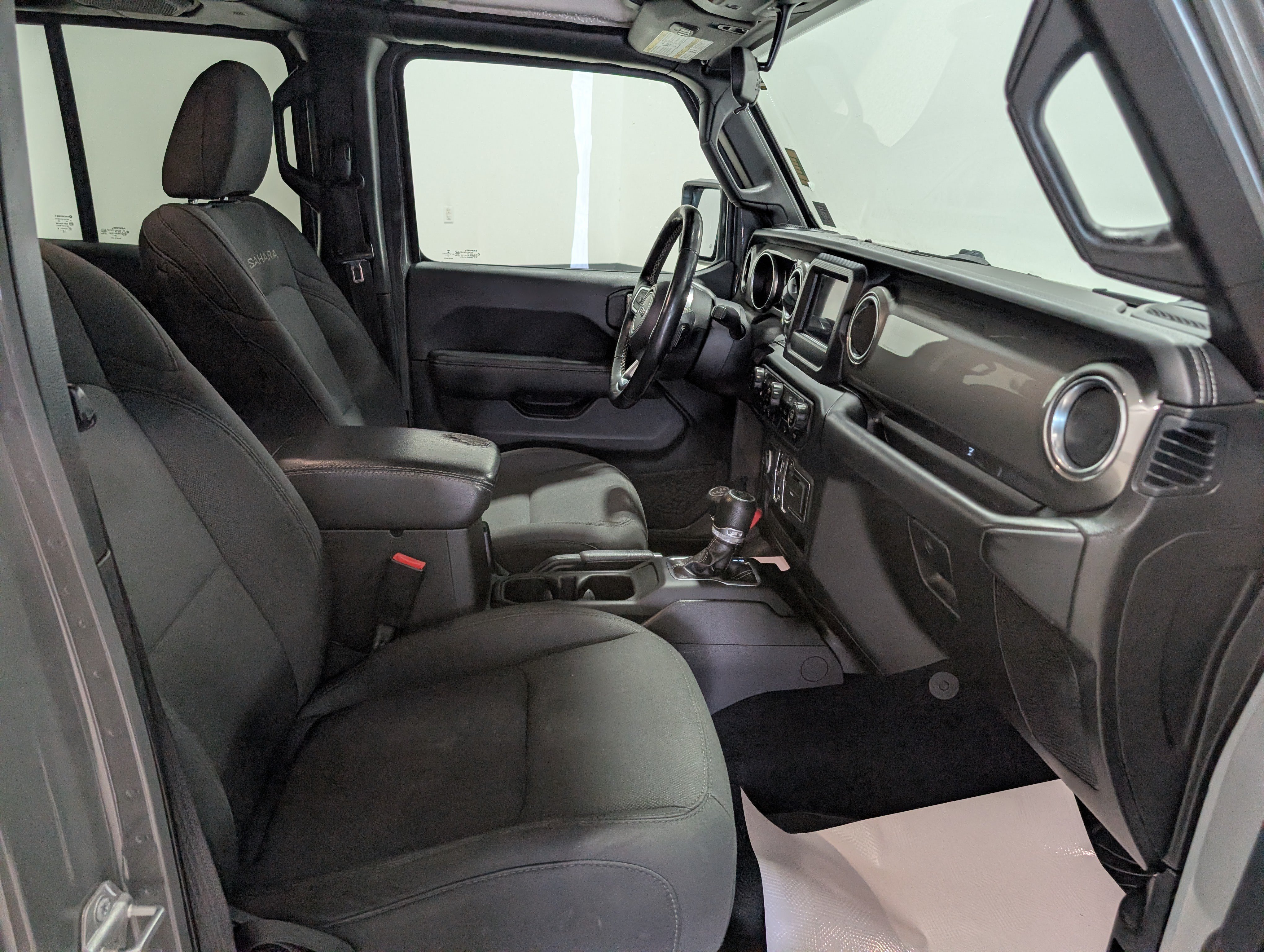 Used 2019 Jeep Wrangler Unlimited Sahara w/ Cold Weather Group AWD/4WD image 18