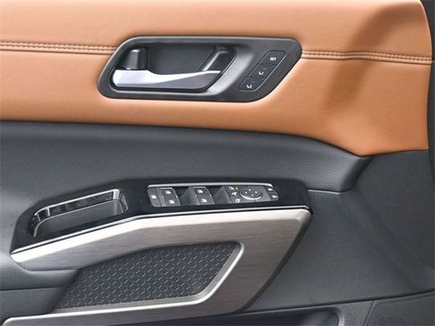 Used 2025 Nissan Pathfinder Platinum image 18