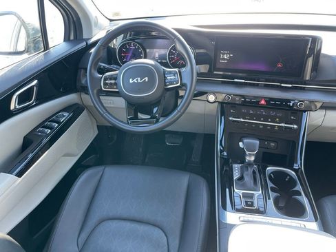 Used 2024 Kia Carnival EX image 10