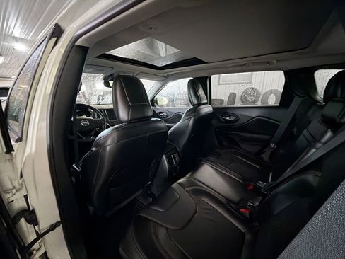 Used 2019 Jeep Cherokee Trailhawk AWD/4WD image 9
