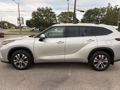 Used 2022 Toyota Highlander XLE AWD/4WD image 4