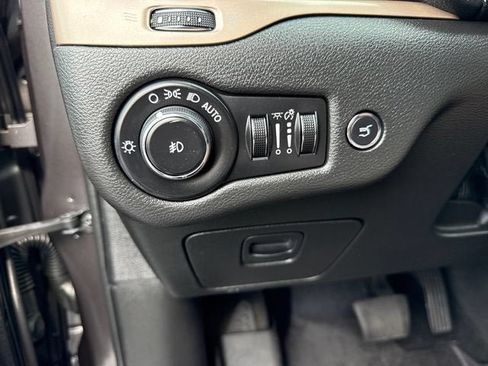Used 2014 Jeep Cherokee Limited w/ Luxury Group AWD/4WD image 26