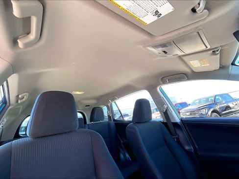 Used 2018 Toyota RAV4 LE image 12