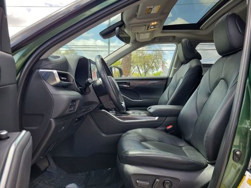 Used 2023 Toyota Highlander Limited FWD image 2