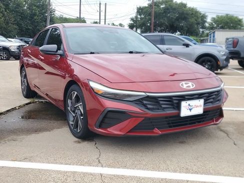 Used 2025 Hyundai Elantra Sport FWD image 2