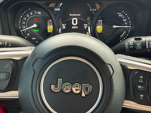 Used 2025 Jeep Wrangler Unlimited Sahara AWD/4WD image 25