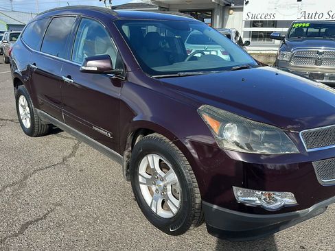 Used 2009 Chevrolet Traverse LT FWD image 2