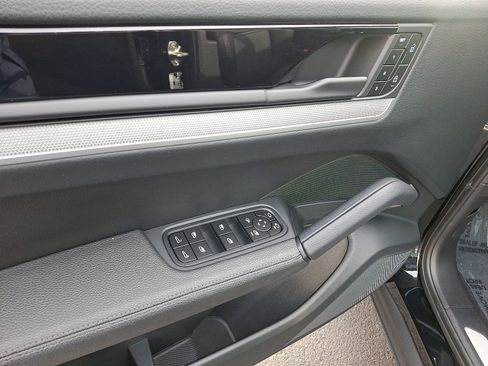 Used 2024 Porsche Cayenne Coupe image 12