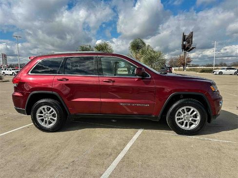 Used 2019 Jeep Grand Cherokee Laredo image 2