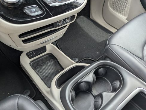 Used 2024 Chrysler Pacifica Touring-L FWD image 16