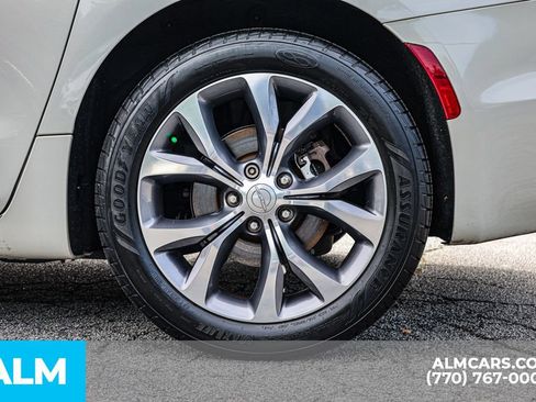 Used 2020 Chrysler Pacifica Limited w/ Tire & Wheel Group FWD image 17