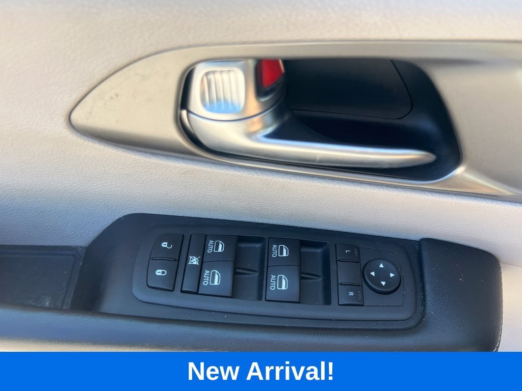 Used 2022 Chrysler Pacifica Touring-L w/ Uconnect Theater Family Group FWD image 24