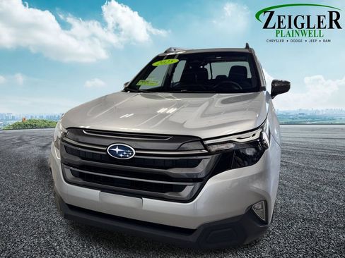 Used 2025 Subaru Forester Premium AWD/4WD image 9