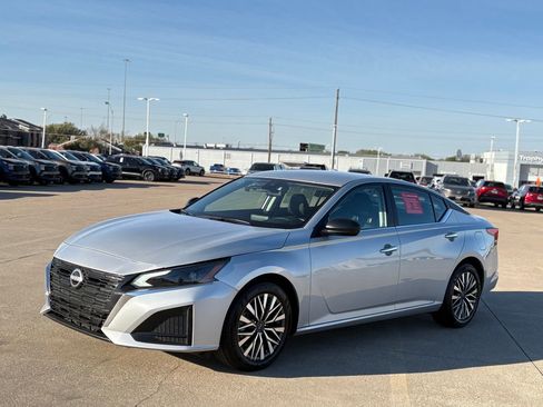 Certified 2025 Nissan Altima 2.5 SV image 3