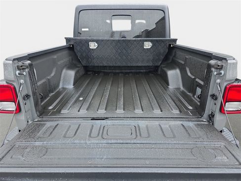Used 2022 Jeep Gladiator Willys image 14