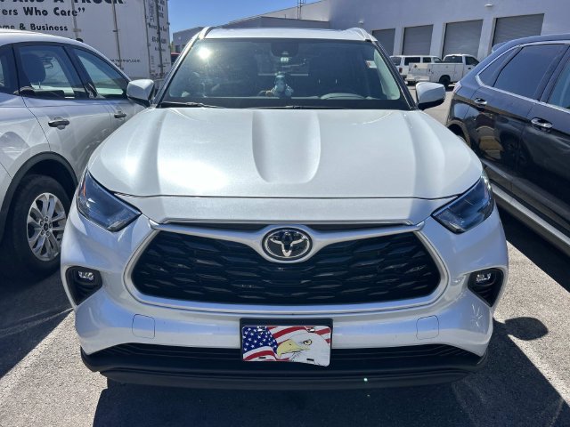 Used 2023 Toyota Highlander XLE AWD/4WD image 2