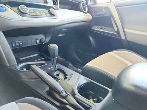 Used 2018 Toyota RAV4 LE AWD/4WD image 10