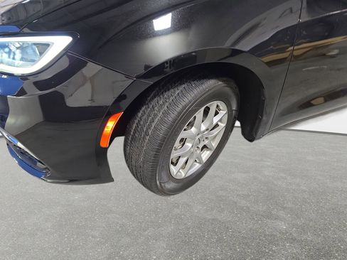 Used 2024 Chrysler Pacifica Touring-L FWD image 31