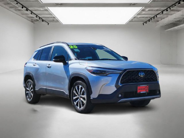 Used 2025 Toyota Corolla Cross XLE FWD image 8