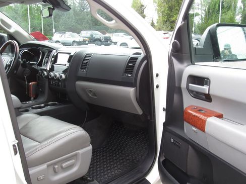 Used 2018 Toyota Sequoia Platinum AWD/4WD image 19