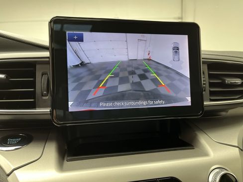 Used 2022 Ford Explorer XLT w/ Equipment Group 202A image 5