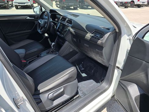 Used 2024 Volkswagen Tiguan SE FWD image 30