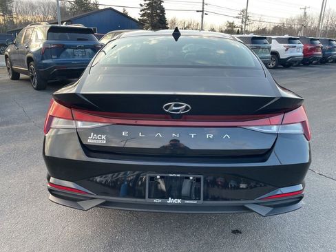 Used 2023 Hyundai Elantra SEL w/ Convenience Package image 6