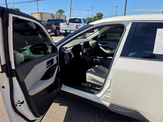 Used 2021 Nissan Rogue SV FWD image 16
