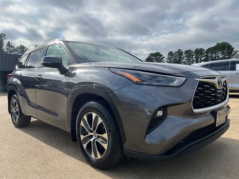 Used 2022 Toyota Highlander XLE AWD/4WD image 1