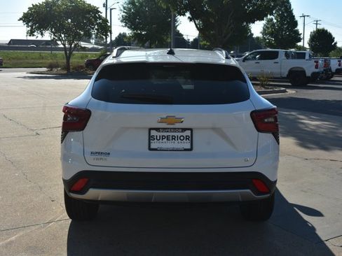 Used 2025 Chevrolet Trax LT w/ LT Convenience Package FWD image 6