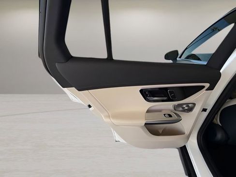 Used 2025 Mercedes-Benz GLC 350e 4MATIC image 31