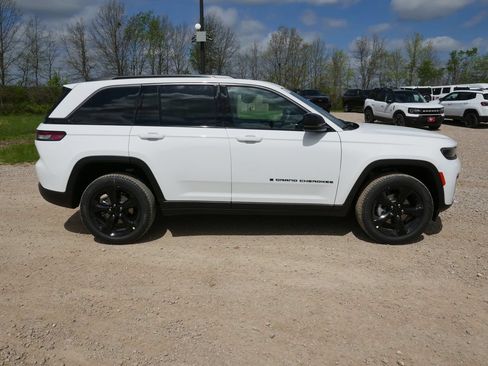 New 2026 Jeep Grand Cherokee Limited w/ Limited Altitude Package AWD/4WD image 4