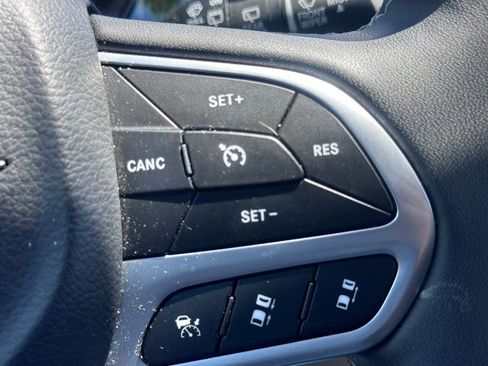 Used 2024 Chrysler Pacifica Touring-L FWD image 32