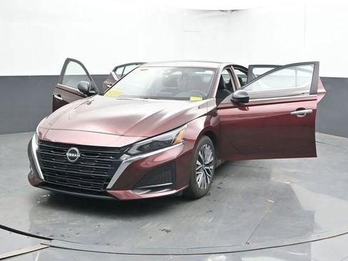 Used 2025 Nissan Altima 2.5 SV FWD image 30