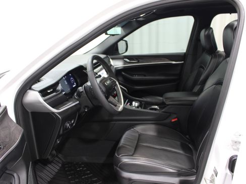 Used 2024 Jeep Grand Cherokee Limited w/ Luxury Tech Group II image 3