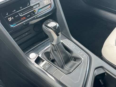 Used 2025 Volkswagen Taos SE image 41