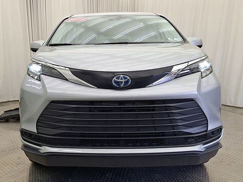 Used 2024 Toyota Sienna LE FWD image 9