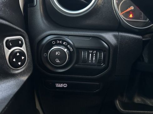 Used 2020 Jeep Gladiator Overland image 27