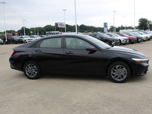 New 2026 Hyundai Elantra Hybrid FWD image 8