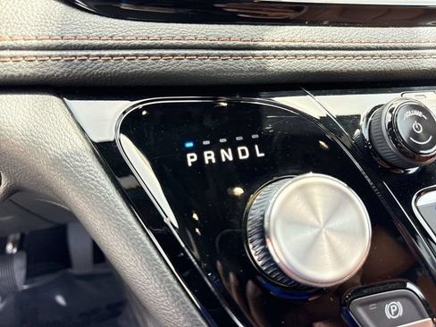 Used 2025 Chrysler Pacifica Pinnacle FWD image 20