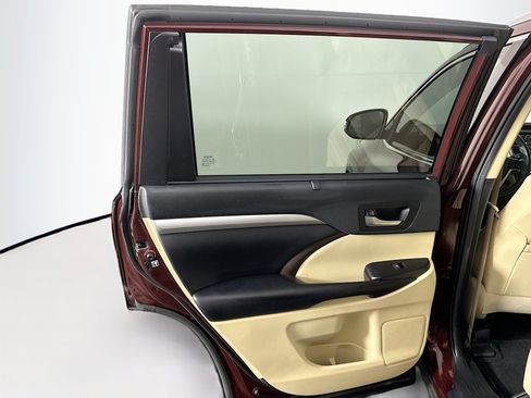 Used 2019 Toyota Highlander XLE FWD image 27