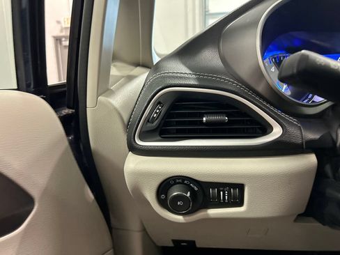 Used 2024 Chrysler Pacifica Touring-L FWD image 19