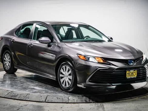 Used 2021 Toyota Camry LE image 5