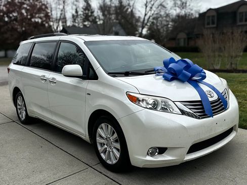 Used 2017 Toyota Sienna XLE Premium image 3