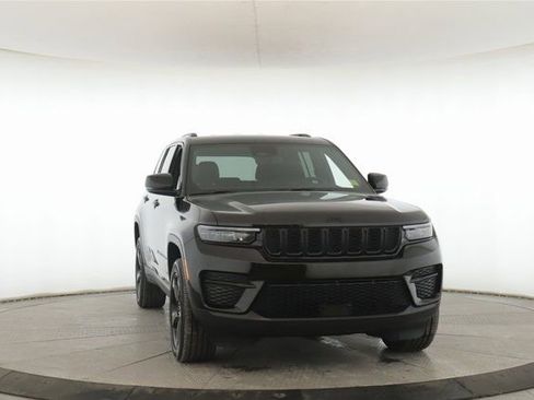 Used 2025 Jeep Grand Cherokee Altitude image 12